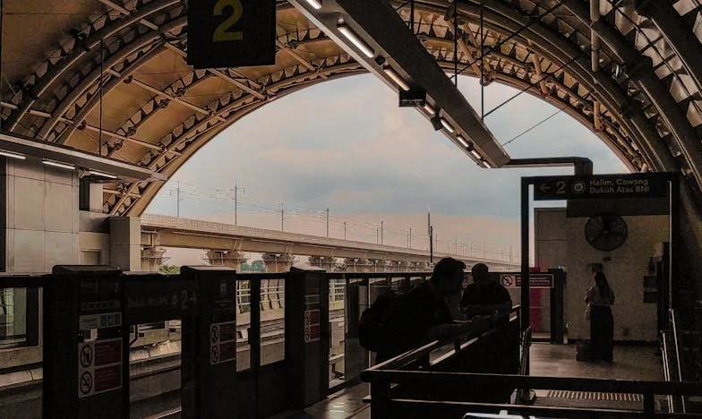 Dom, który nie był dany, lecz pożyczony: O cienkich liniach rodzinnej hojności