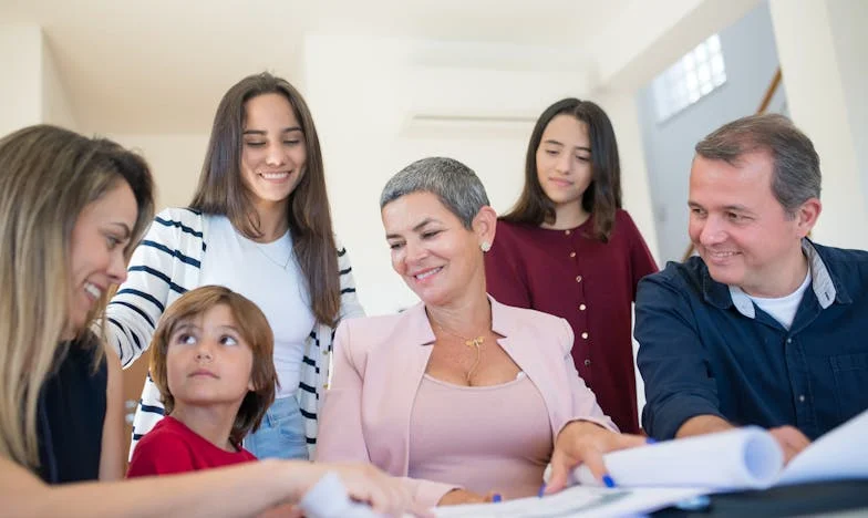 Między dwoma domami: Mój mąż, jego matka i ja – historia kobiety, która utknęła między miłością a lojalnością