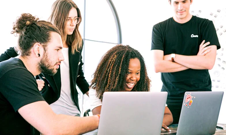 Między młotem a kowadłem: Jak przetrwałam wojnę między moją mamą a teściową