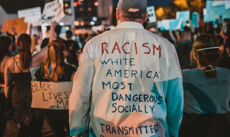 "Nie teraz, kochanie, rozmawiamy o poważnych sprawach": Historia kobiety, która zawsze była na drugim planie