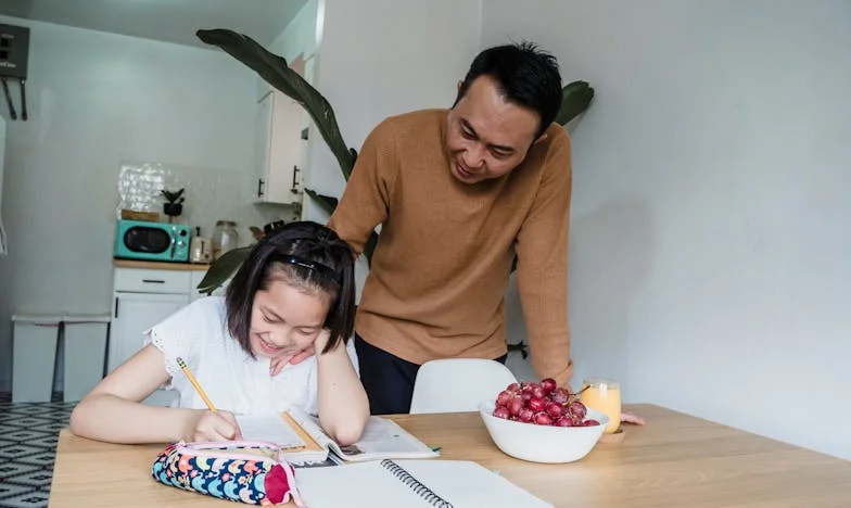 Pokojówka zwolniona za kradzież — to, co nagrała ukryta kamera, zszokowało wszystkich…