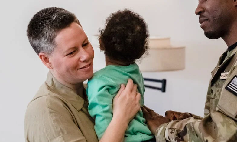 Wyszłam z domu z pękniętą walizką, kiedy własny syn zatrzasnął mi drzwi przed nosem