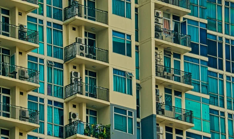 Zdrada, której się nie spodziewałam: Jak moi teściowie przekreślili nasze życie jednym podpisem