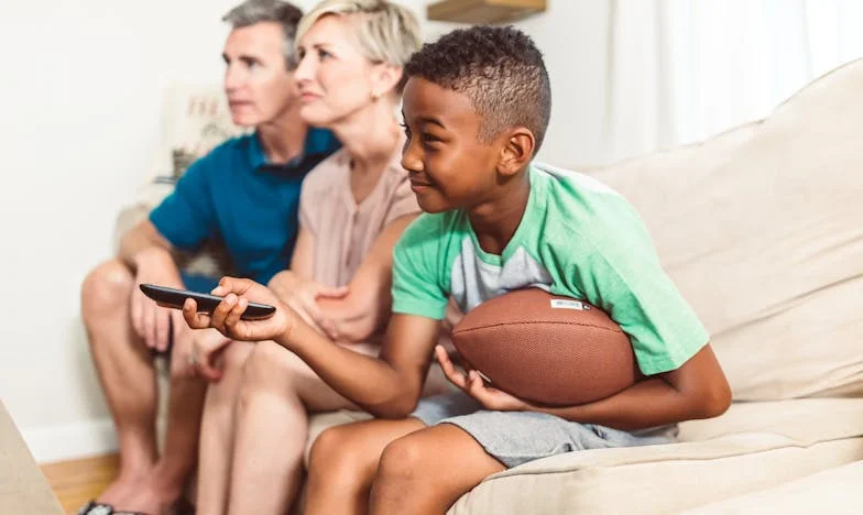 Zdradzony mąż opuszcza żonę i dziecko w zrujnowanym domu – prawda, która zmienia wszystko