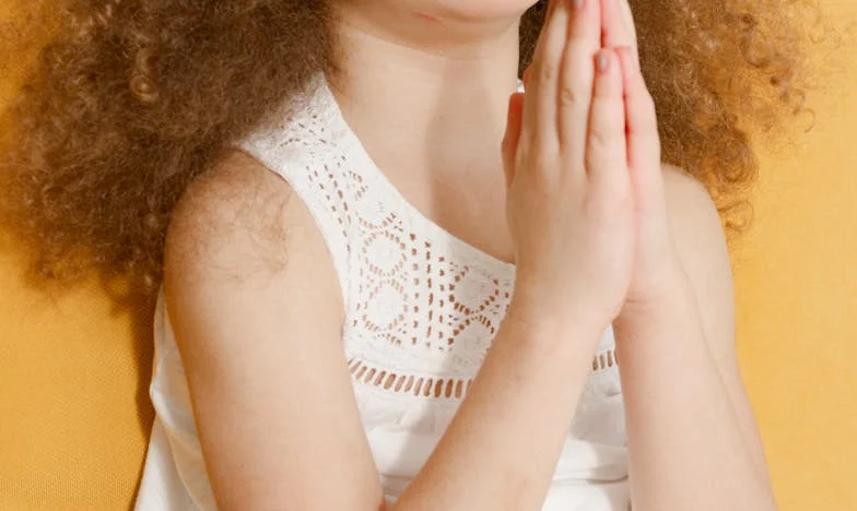 Co sąsiedzi pomyśleli: Opowieść o miłości, uprzedzeniach i jednym murze