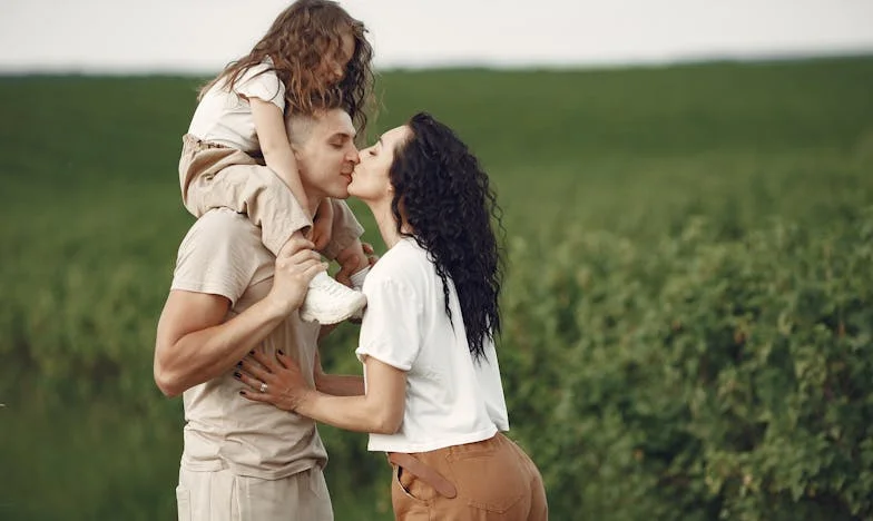 Co sąsiedzi powiedzą? Opowieść o miłości, uprzedzeniach i murze między nami