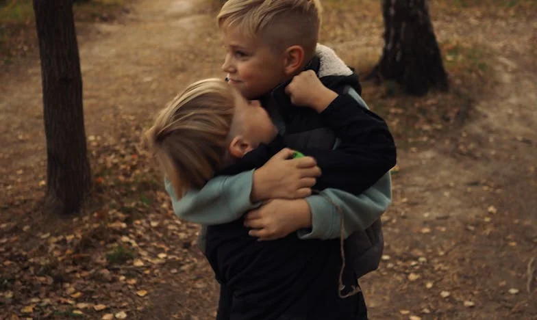 Kiedy milczenie puka do drzwi: Historia mojego brata, drzwi i ciężaru przebaczenia