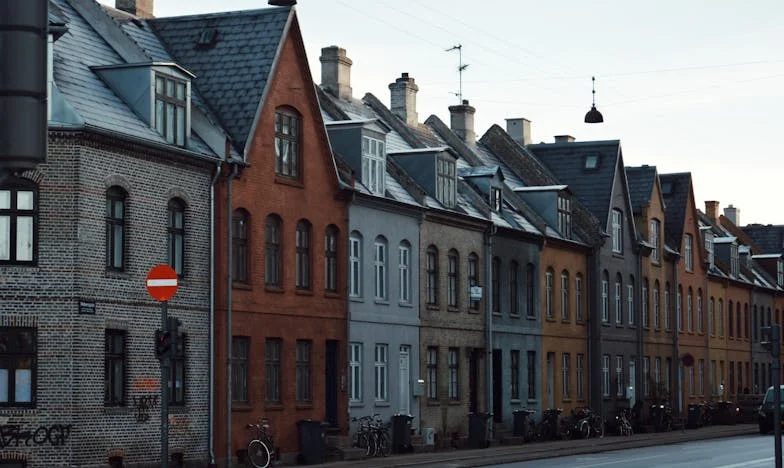 Między minutami a murami: Moje życie w cieniu teściowej