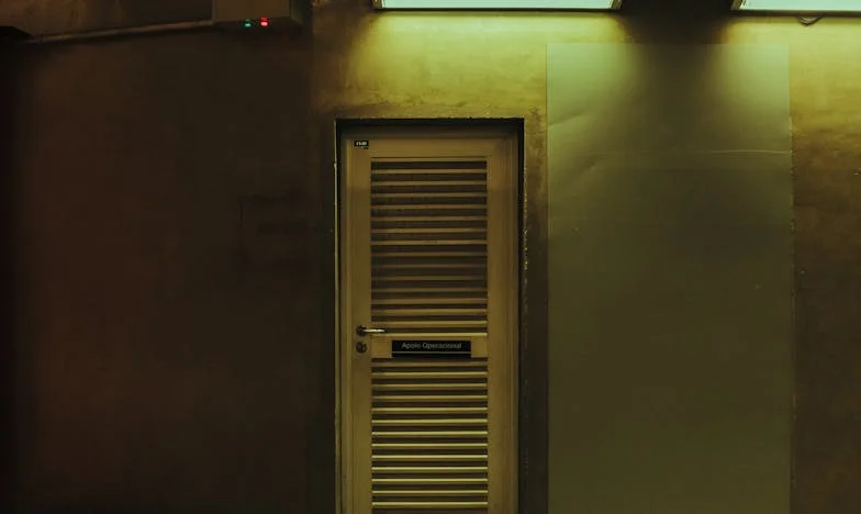 Między młotem a kowadłem: Jak trzymałam siostrę za rękę, gdy mój świat się rozpadał