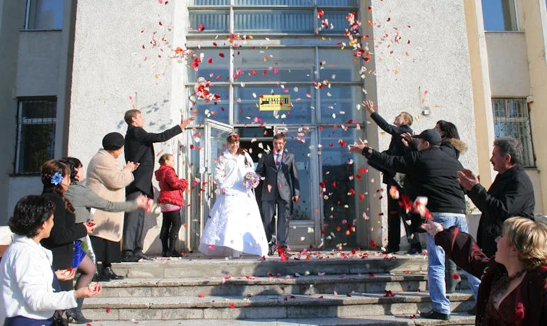 Pęknięcia przy Niedzielnym Obiedzie: Opowieść o Synowej, Teściowej i Granicach Rodziny