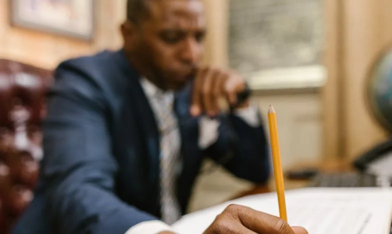 Słoneczne Czasy: Cienie i Blaski Po Zgaszeniu Reflektorów