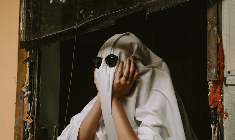 Sprzątaczka musi ukrywać urodziny córek… Niespodziewana reakcja bogatego szefa szokuje