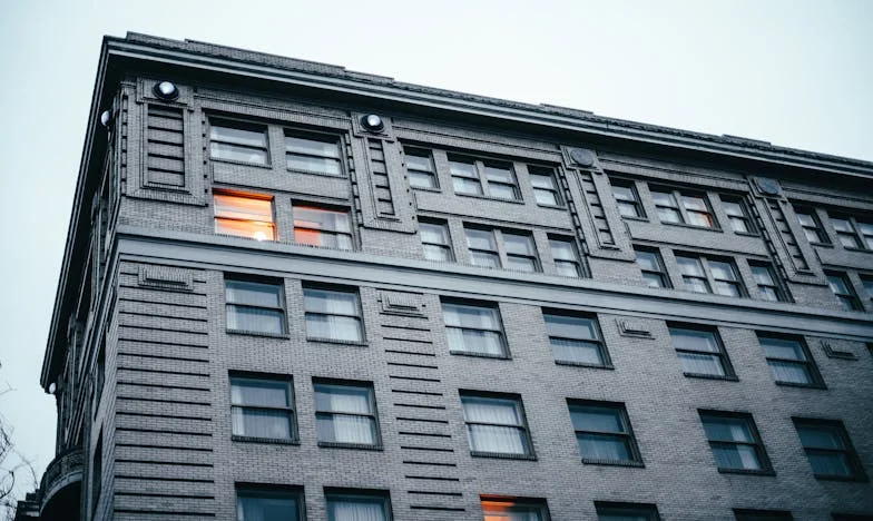 Wyrzuciłam syna i jego żonę z mieszkania. Dopiero wtedy zrozumiałam, ile lat żyłam w cieniu winy