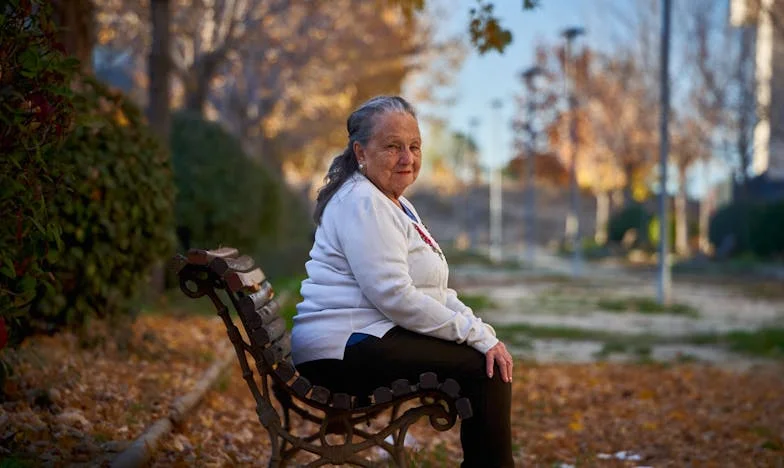 Zaprosiłem „biedną” byłą żonę na własny ślub, by ją upokorzyć – ale przyjechała limuzyną z moim największym wrogiem… i sekretem, który zniszczył wszystko