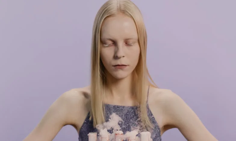 „Bogactwo rodziców jest ich, ale ból obojętności – mój”: Opowieść o córce, która nie chciała się złamać