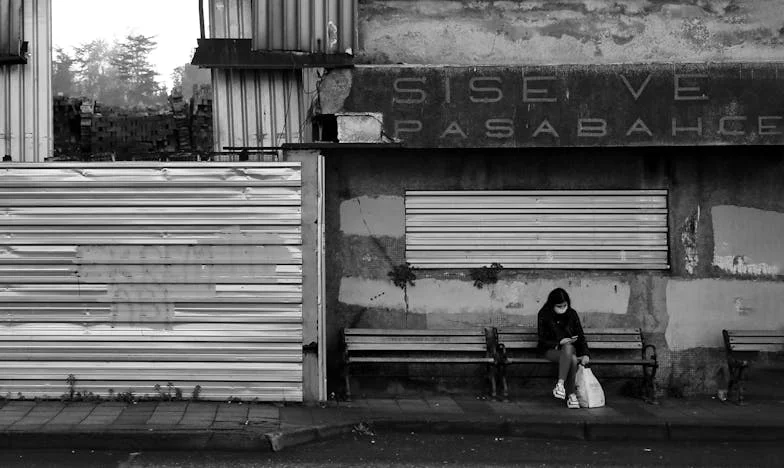 Cień między nami: Historia rodziny rozbitej przez niewidzialny wpływ