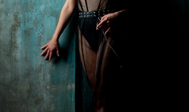 Między Czterema Ścianami: Wnuczka Walczy o Godność Babci