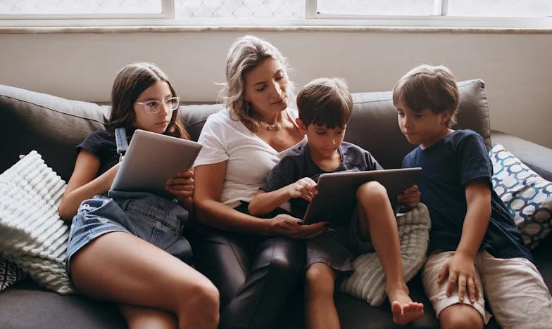 Między dwoma domami: Historia o rodzinnych konfliktach i wyborach serca