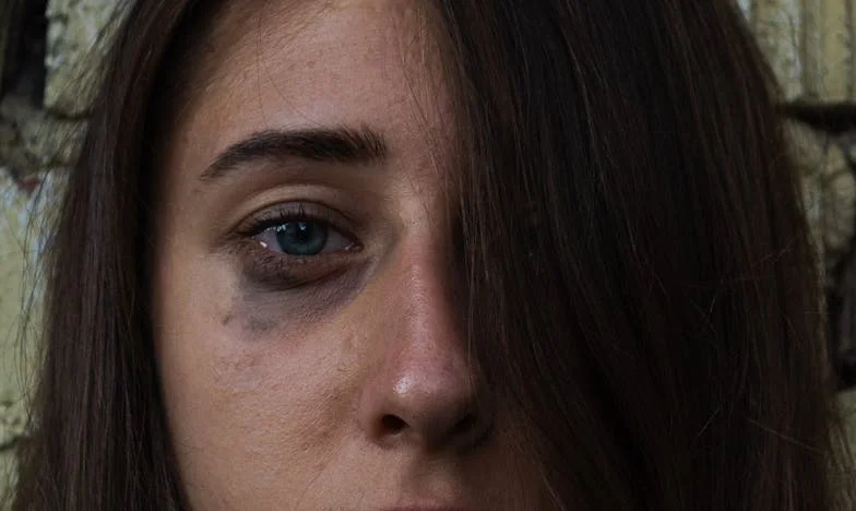 Mój ojciec upokorzył mnie na weselu siostry – ale nie wiedział, kto czeka na mnie przed salą