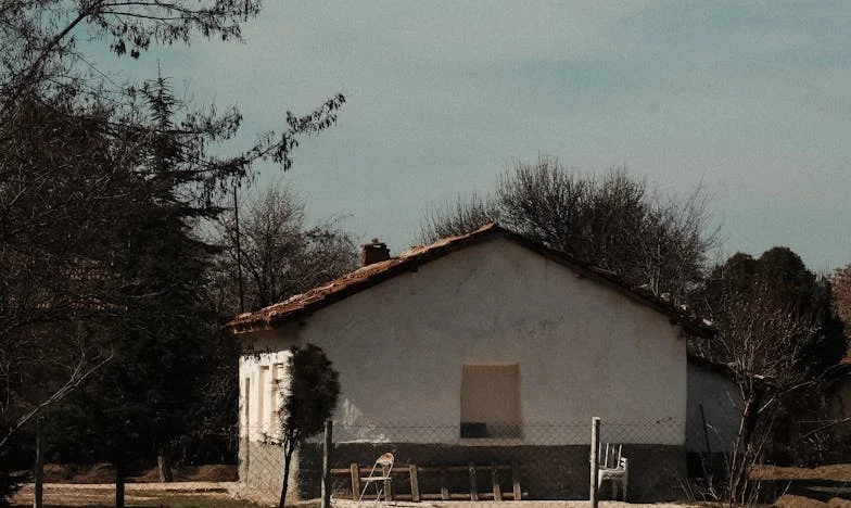 „Mój syn nie będzie sługą w tym domu!” – krzyk teściowej rozdarł naszą rodzinę między obowiązkiem a marzeniami