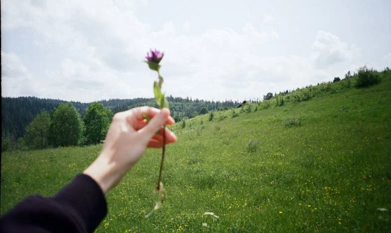 „Po co siedzisz na tym mrozie?” — i dlaczego nie umiem wrócić do domu