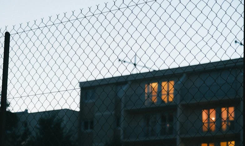 Sąsiadka, która zawsze pukała po słodkości – historia o granicach i samotności