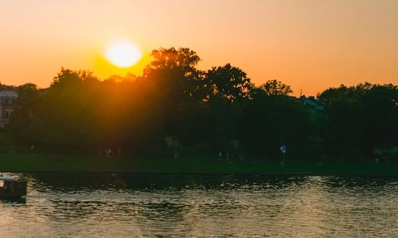 Wróciłam do domu późnym wieczorem i zobaczyłam, że mama czeka na mnie z drutami — a ja miałam w kieszeni pierścionek i decyzję, która mogła ją złamać