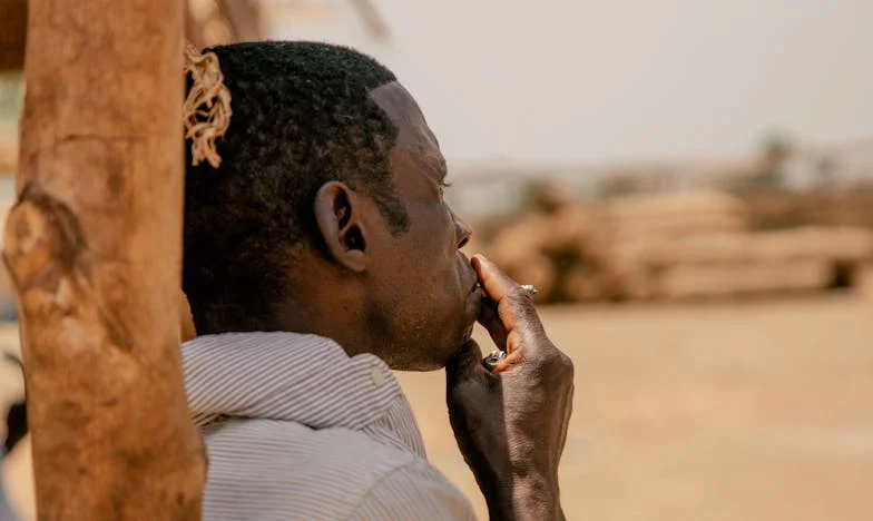 Stille Liefde: Onuitgesproken Woorden in de Regen van Amsterdam