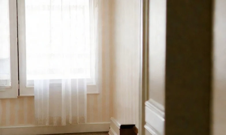 “Ik laat je niet in mijn appartement wonen, want dan kom ik nooit meer van je af!” – Het verhaal van een schoonmoeder en haar geheimen