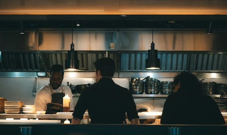 Die Nacht Dat Ik Mijn Zoon en Schoondochter De Deur Uit Zette: Het Moment Dat Alles Veranderde