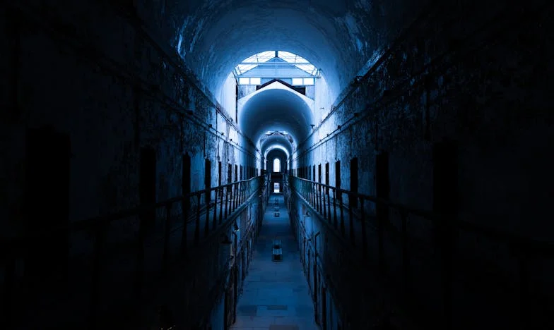 Hij liet me achter in de negende maand – en stond drie jaar later weer voor mijn deur