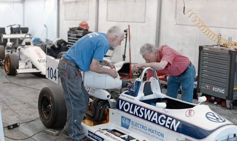 Ik zag mijn zwager met een andere vrouw en zweeg om mijn zwangere zus te beschermen: nu krijg ik overal de schuld van