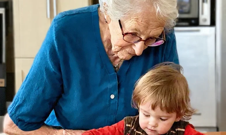 “Je hoeft het maar even te doen, mam” – Hoe ik onbedoeld de vaste oppas werd van mijn kleinkinderen