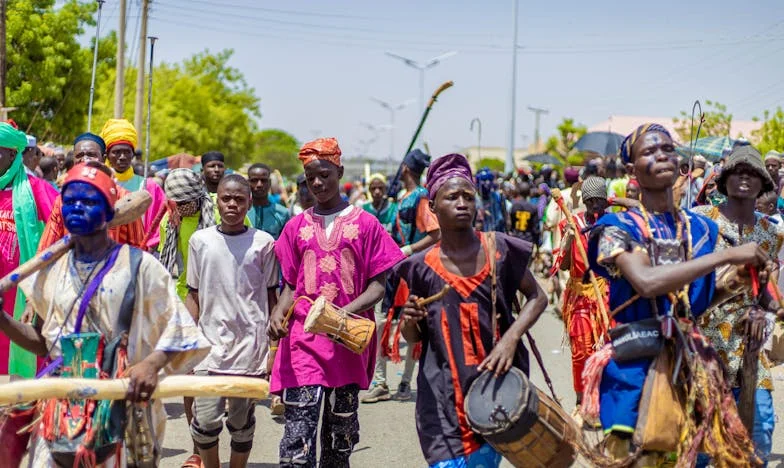 Mijn Man Verliet Mij Voor Een Andere Vrouw, Toen Stilte: 12 Jaar Later Staat Hij Aan Mijn Deur