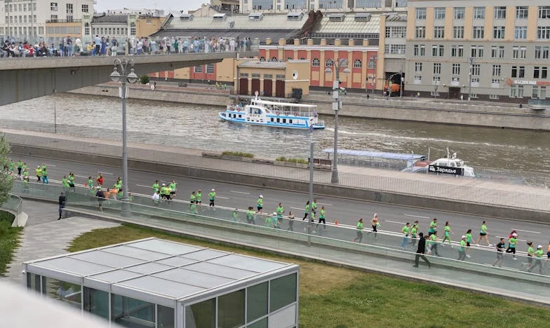 Te Stilte Tussen Ons: Het Verhaal van Marjolein