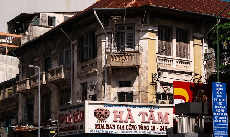 Tussen Twee Huizen: De Bekentenis van een Schoonmoeder die Haar Eigen Thuis Verloor