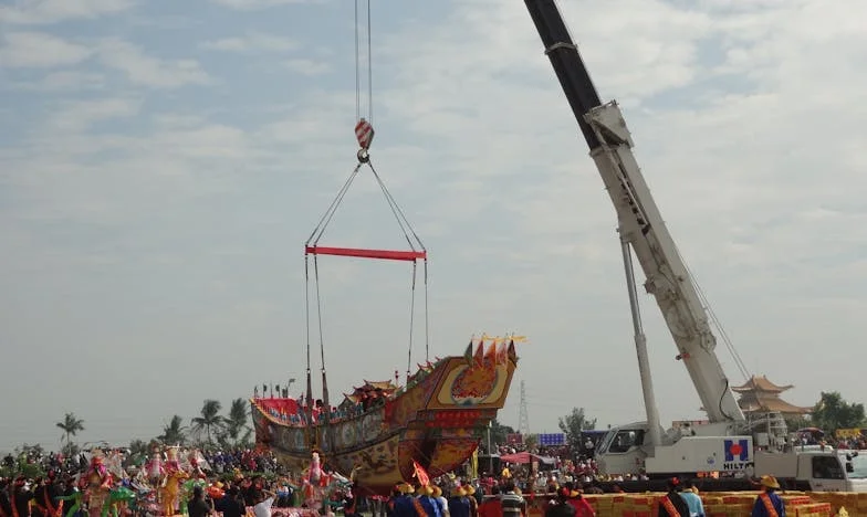 We verhuisden naar de kust in de lente, maar onze rust werd ruw verstoord toen mijn schoonmoeder arriveerde