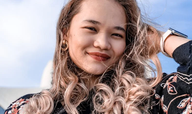 "Je maakt ons belachelijk, mam" – Mijn liefde na mijn zestigste en het oordeel van mijn kinderen