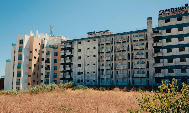 Na veertig jaar keek ik mijn eerste liefde weer in de ogen – en zag een vreemde