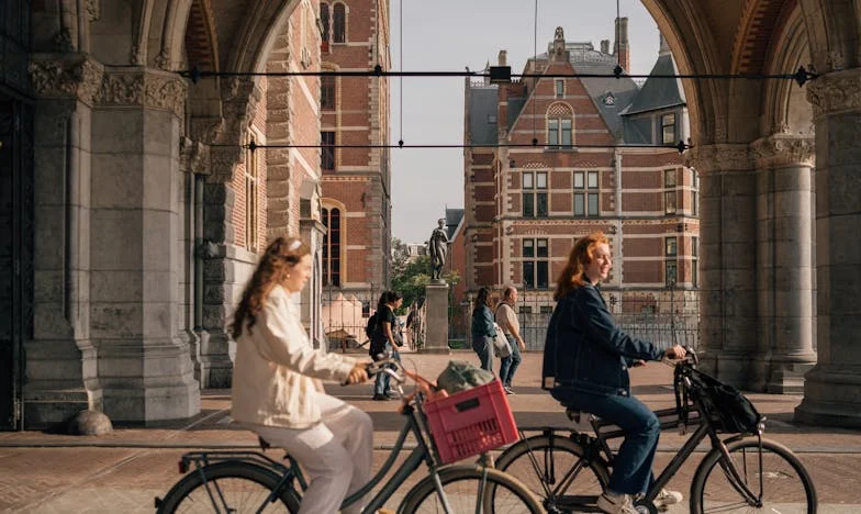 Onder het Zelfde Dak: Een Moeder, Haar Keuzes en de Schaduw van Onbegrip