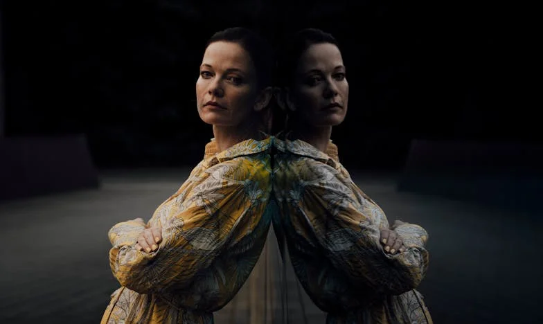 “Pak je koffers en kom NU!” – Hoe mijn schoonmoeder ons leven overnam en ik mezelf bijna verloor