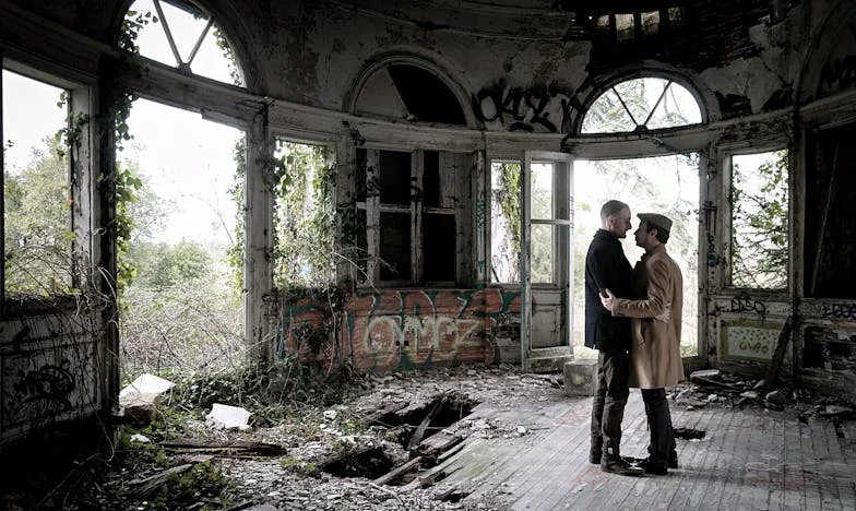 Tussen Stilte en Waarheid: Een Moederlijke Dilemma