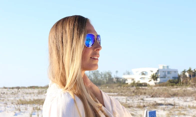 Alleen op het Binnenplein: Het Verhaal van een Nederlandse Moeder in een Dorp vol Oordelen