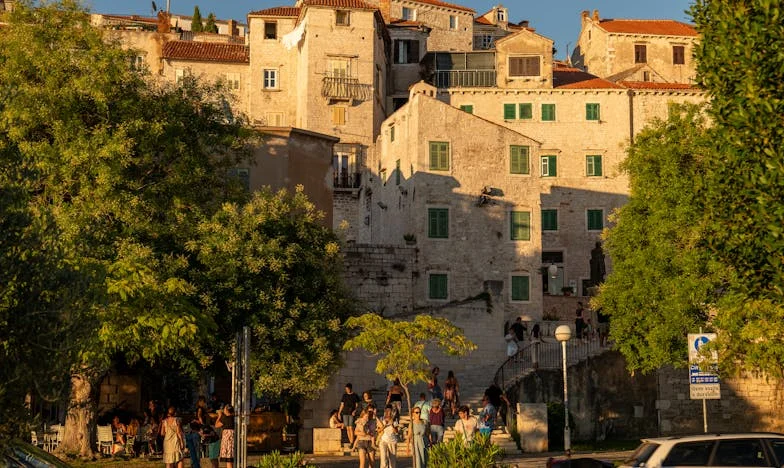 Het huis waar broeken verboden waren: een verhaal over rebellie en vergeving