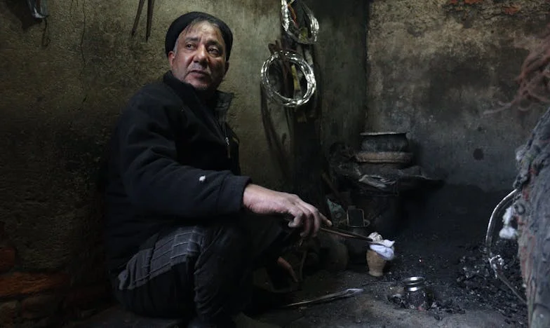 Onder de Schaduw van de Oude Eik: Mijn Leven in Schemerlicht