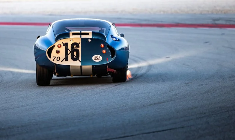 Tussen Twee Huizen: Een Levensverhaal over Familie, Liefde en Onmogelijke Keuzes