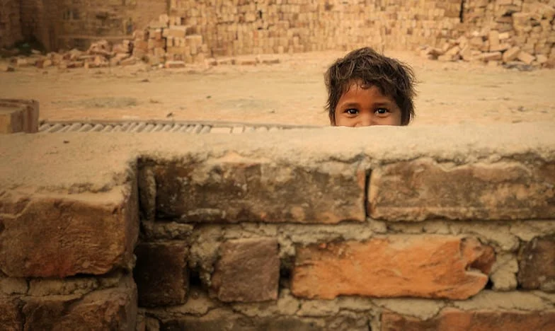 Tussen Twee Vuren: Wanneer Het Hart Moet Kiezen
