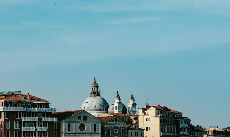 Verlaten in de Regen: Het Verhaal van Marjolein