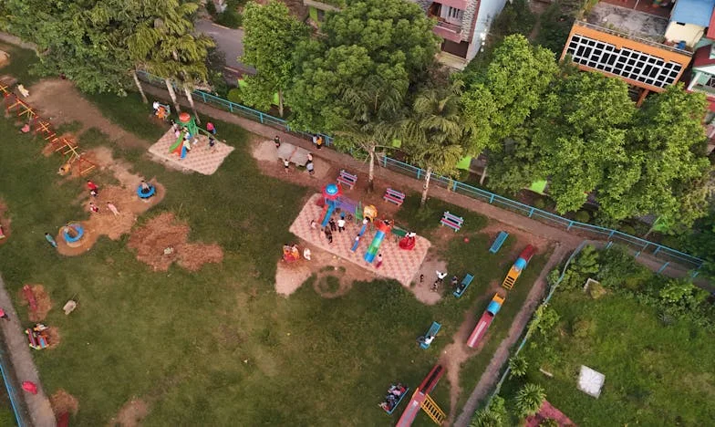 “Je zet ons voor schut, mam” – Mijn liefde na mijn zestigste en het oordeel van mijn kinderen