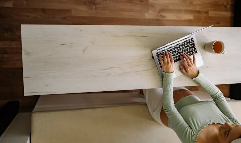 Tussen Twee Moeders: De Onzichtbare Scheuren in Mijn Hart